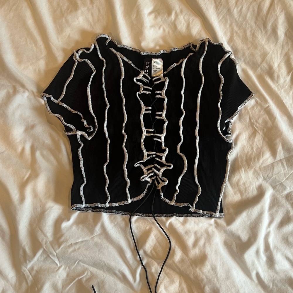 H&M black and white crop top (s)